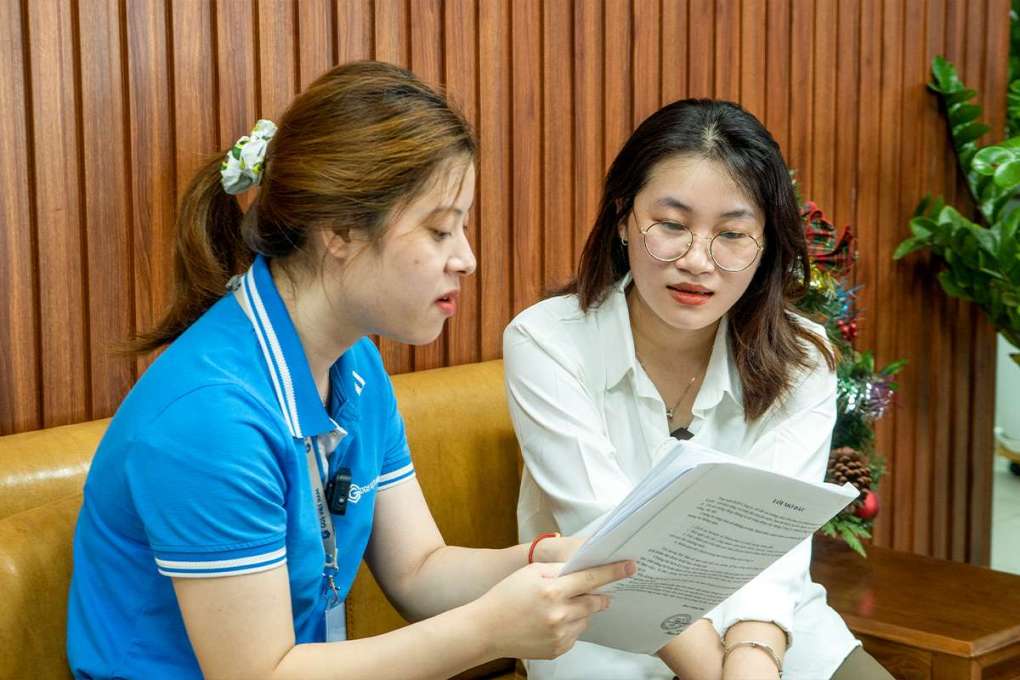 nhân viên tư vấn cho khách hàng của Nenkin GGS